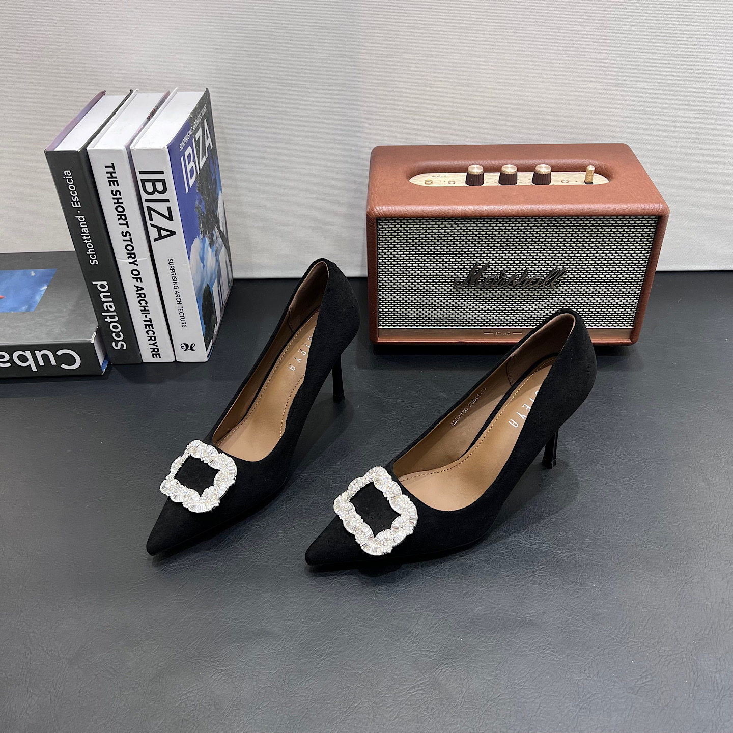 2026春季新款尖头细跟高跟鞋女浅口单鞋法式百搭黑色绒面女鞋潮鞋