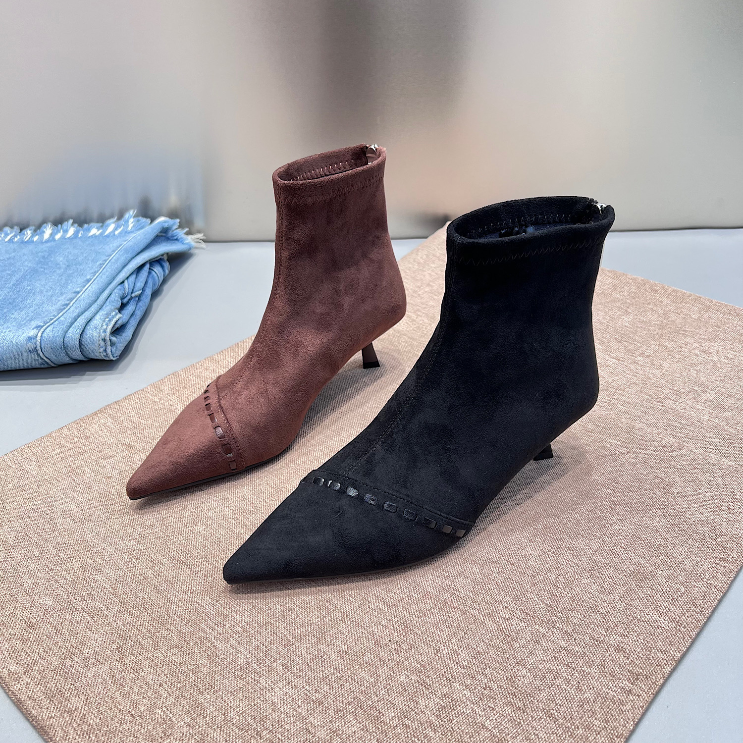 2025秋冬季新款尖头高跟短筒弹力靴女时装靴瘦瘦靴加绒保暖马丁靴