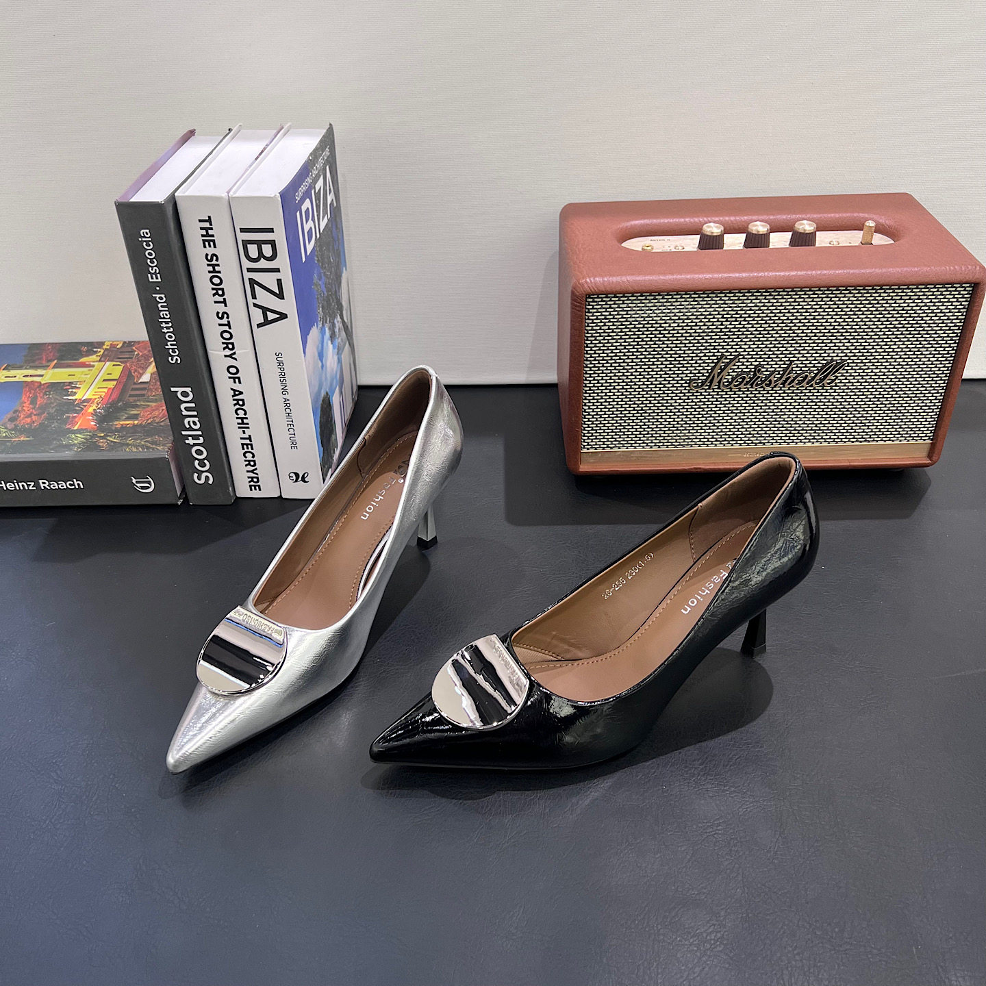 韩版高跟鞋女2026春季尖头细跟浅口方扣宴会气质百搭漆皮中跟单鞋