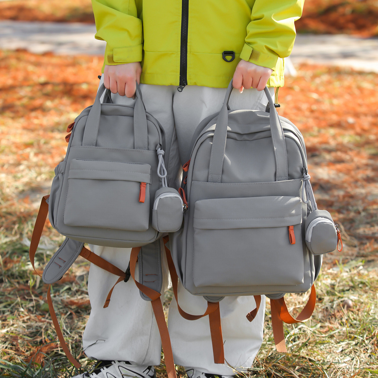 纯色双肩包2026新款女士轻便旅行登山背包通勤学生书包简约大容量