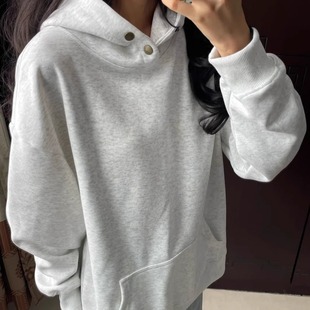 浅灰色加绒加厚韩版宽松百搭纯色卫衣女双纽扣不费力穿搭连帽卫衣