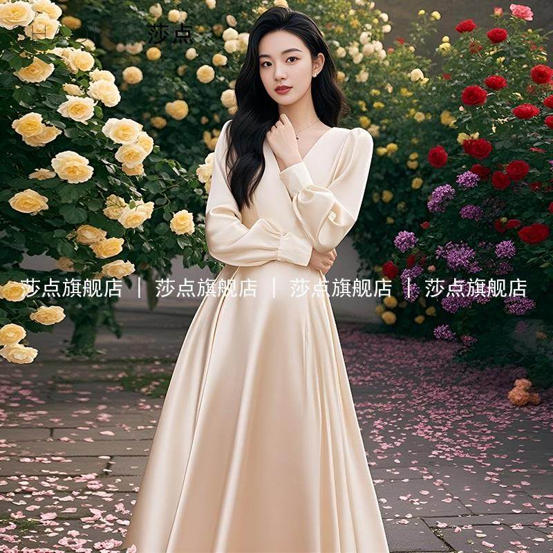 香槟色法式V领长袖连衣裙女春秋长款气质裙子收腰华丽礼服裙长裙