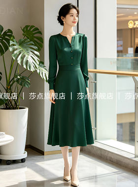 绿色V领单排扣长袖连衣裙女春秋