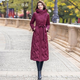 酒红色羽绒服女过膝中长款2025年新款轻薄保暖时尚显瘦白鸭绒女装