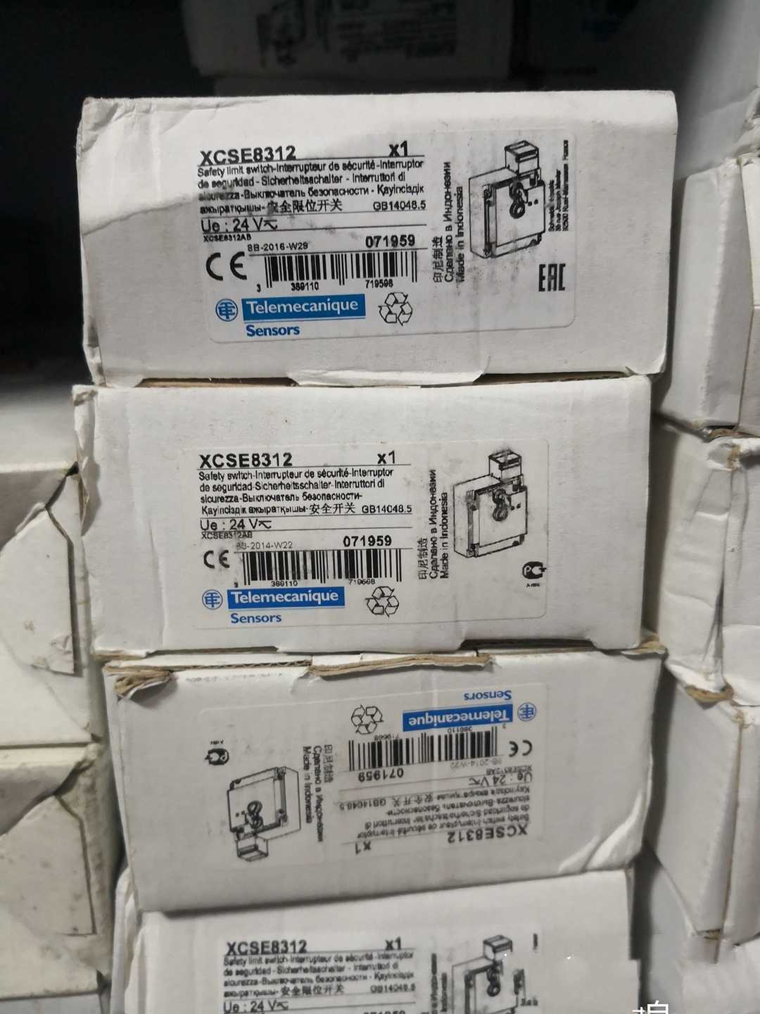 施耐德安全开关XCSE8312全新原装工程多了8个