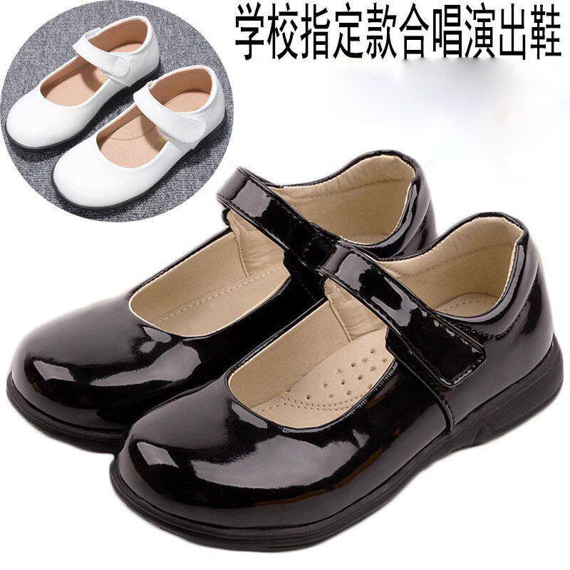 女童黑白色皮鞋小学生合唱演出