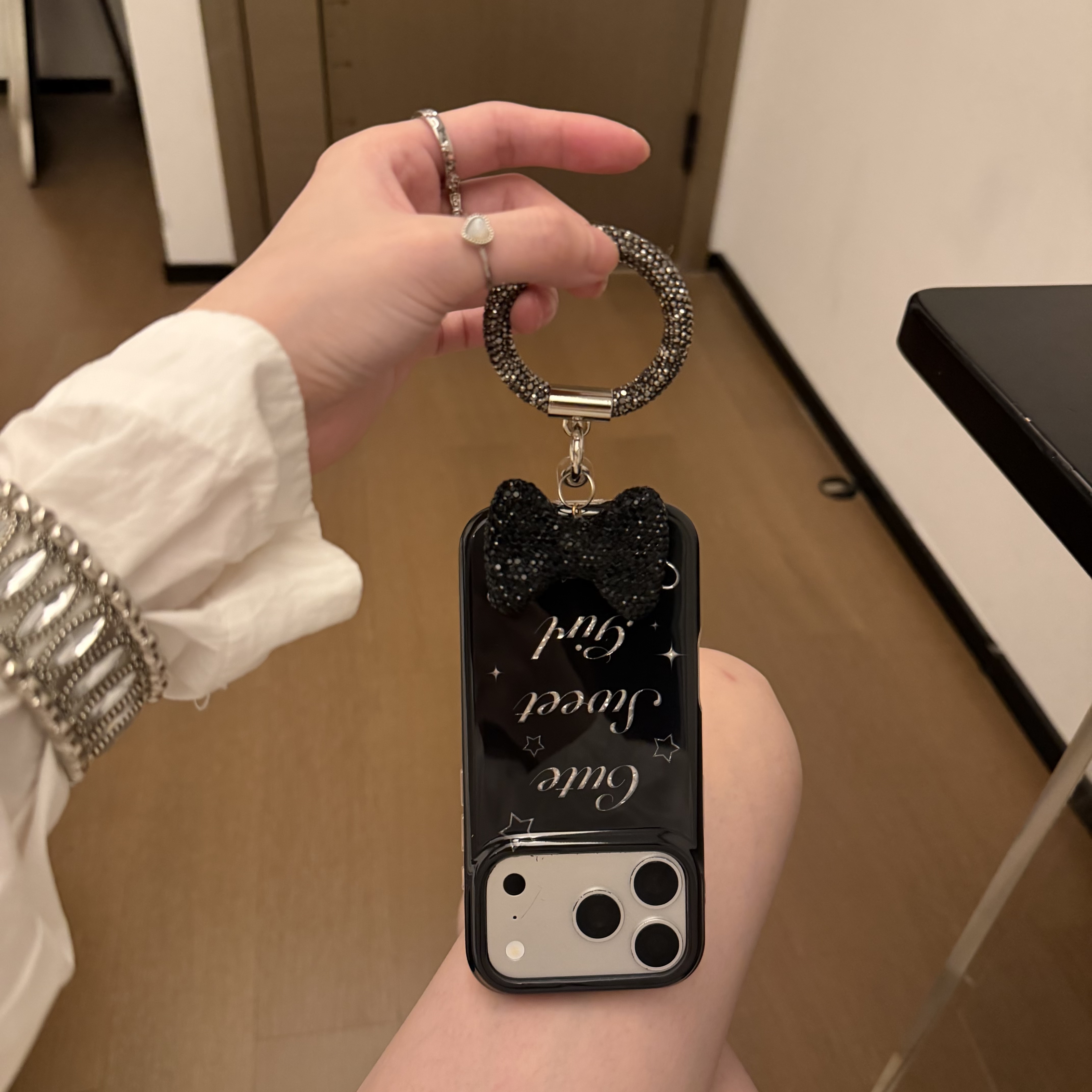 韩系ins原创黑闪粉英文气质闪钻蝴蝶结挂件手提适用苹果15Promax手机壳16女16pro苹果17promax韩15苹果17