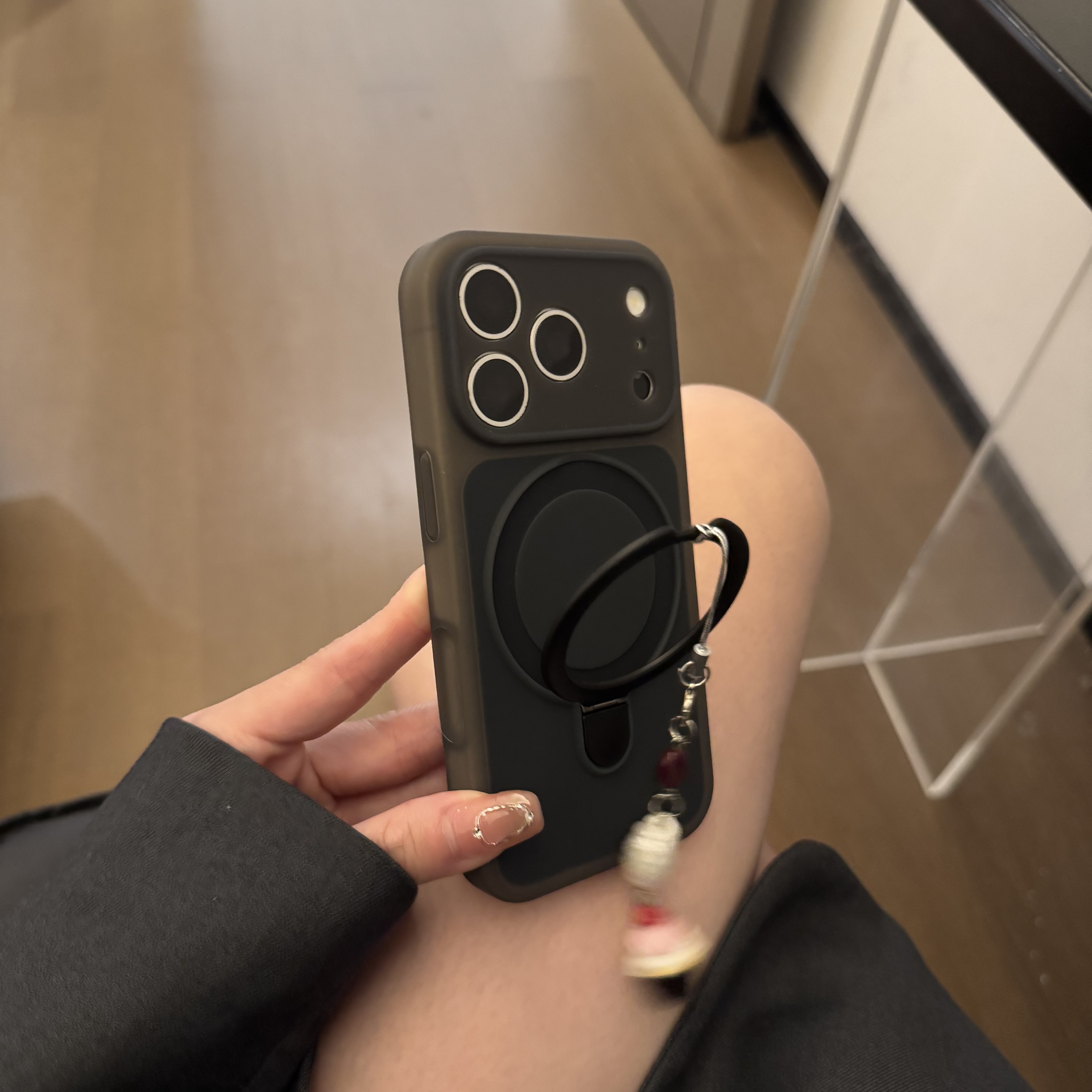 ins韩系冰淇淋赫本风纯黑简约支架可爱挂件适用苹果14Promax手机壳16女16pro苹果17promax韩15苹果17