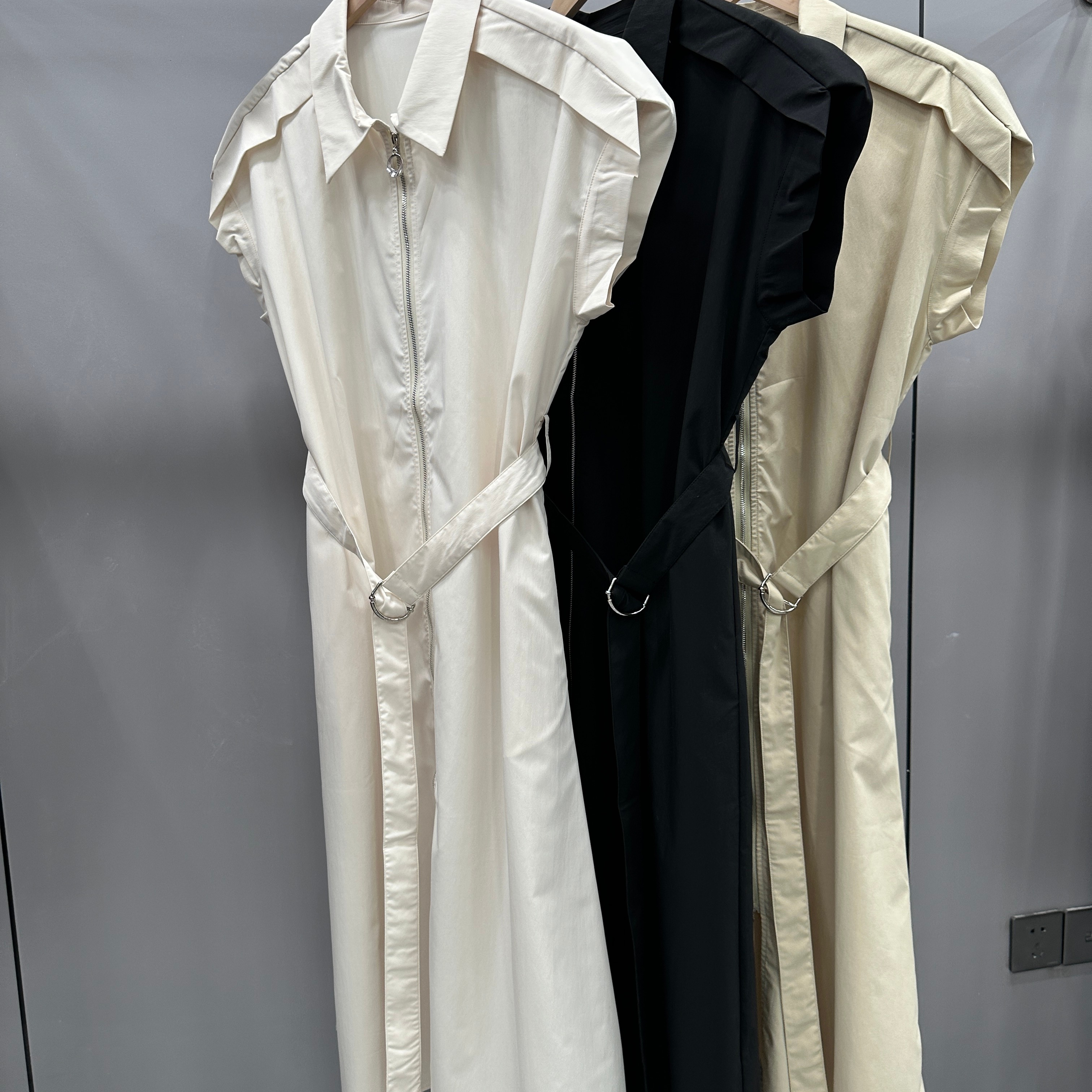 拉链系带修身POLO领连衣裙