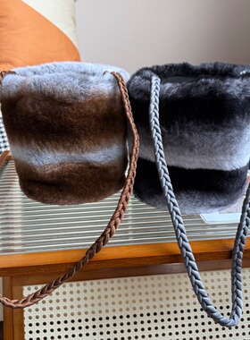 獭兔毛仿龙猫色水桶包包女冬新款敞口青紫蓝色单肩手拿手拎小水桶