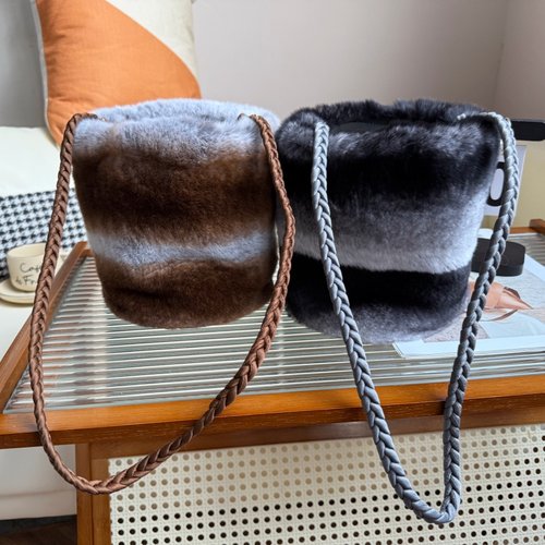 獭兔毛仿龙猫色水桶包包青紫蓝色