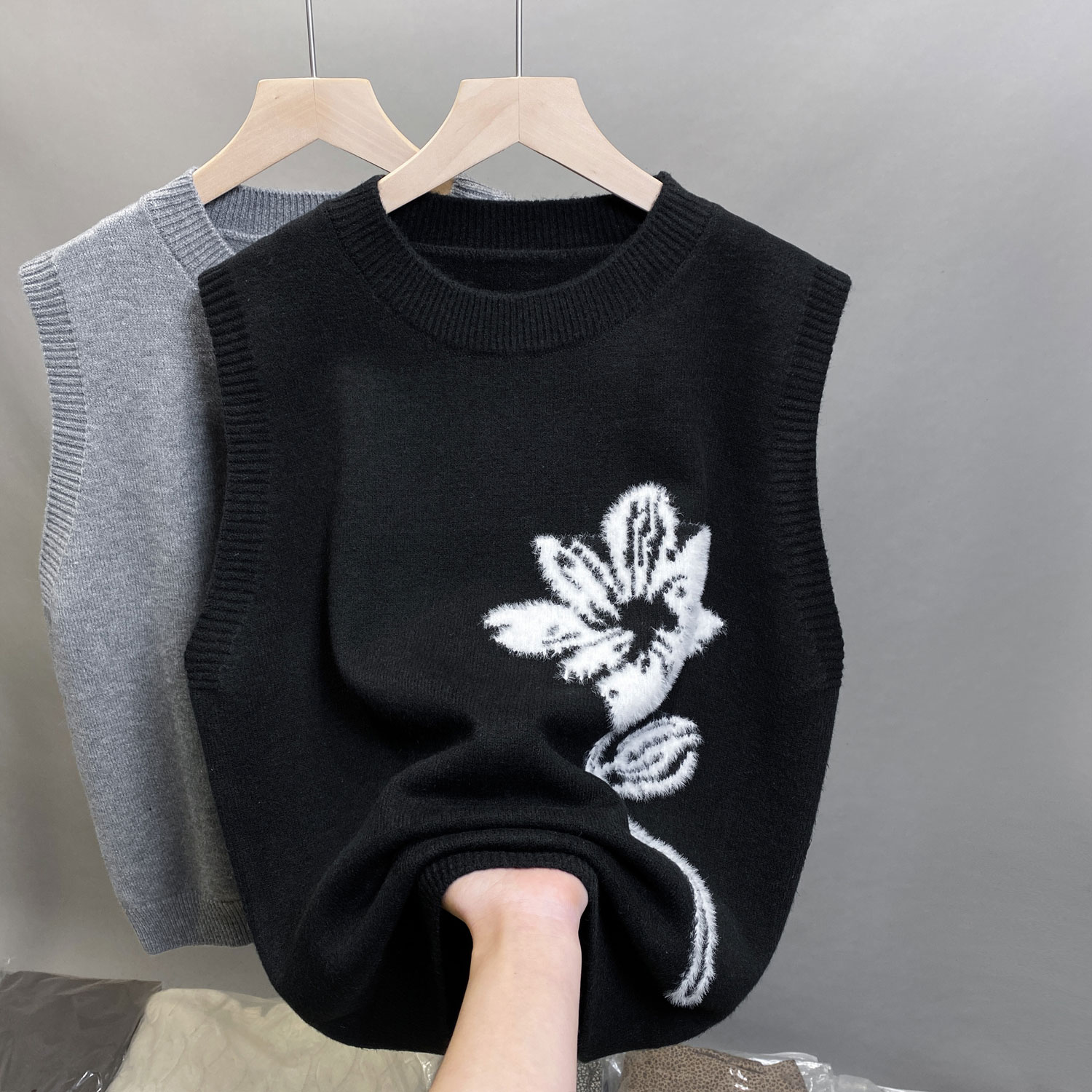 2025新款设计感小花朵圆领马甲