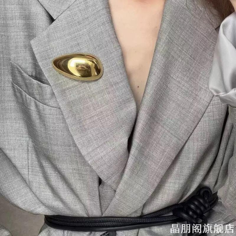 光面金属弧形别针女极简造型西装图片
