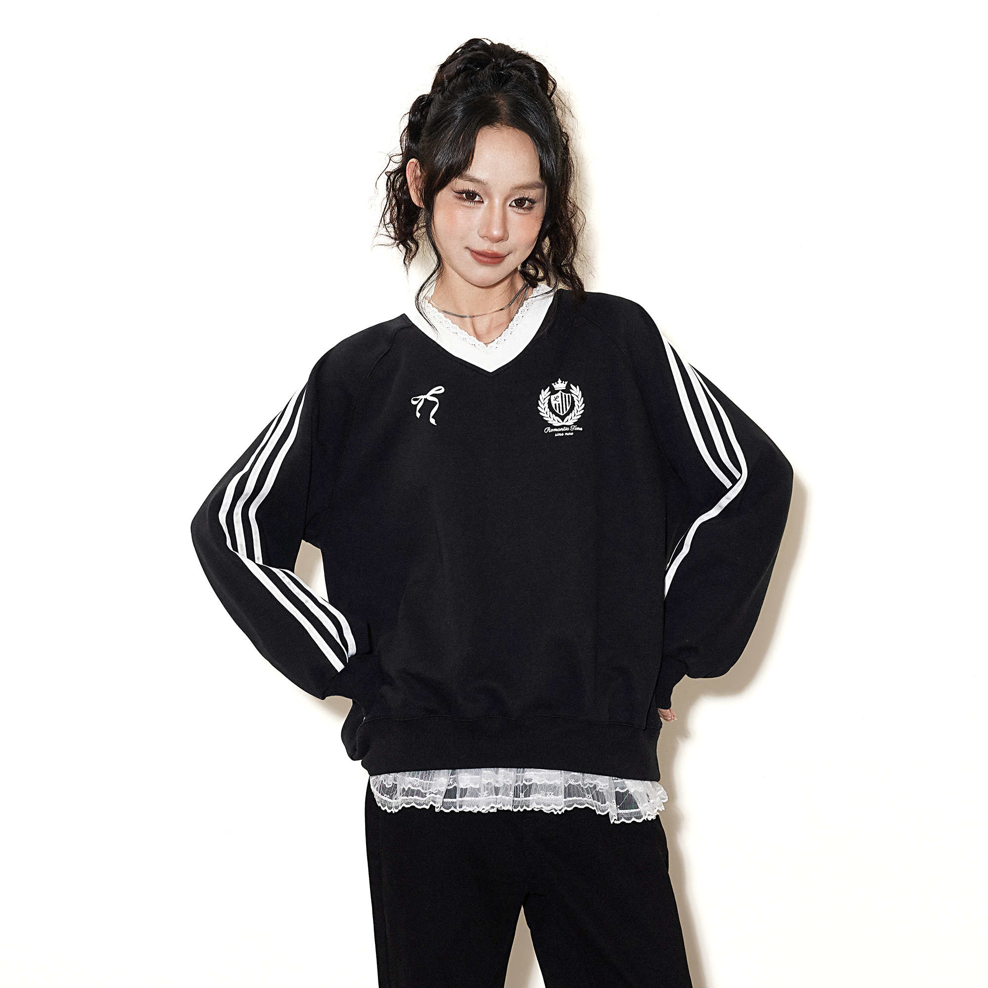 Beikastudios黑色V领蕾丝卫衣女三道杠新款2025无帽韩版套头上衣