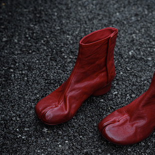 炸裂质感~裸肤感水洗马皮分趾短靴女本命年红增高短筒靴女时装靴
