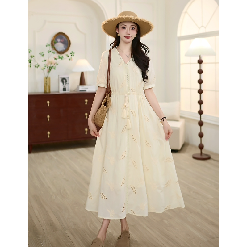 百家好夏季新款镂空绣花连衣裙