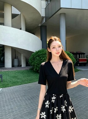 卖款纯欲极简风V领五分袖T恤+高腰白花蓬蓬小黑裙套装7867