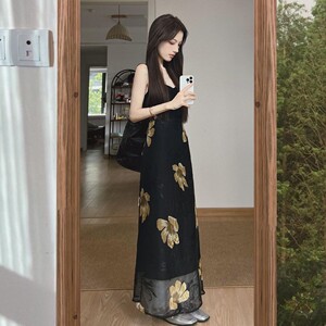 2025新款法式复古印花黑色吊带连衣裙子女夏季高级感气质收腰长裙