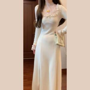 法式蕾丝拼接针织连衣裙子女2025新款显瘦气质长裙小香风新年战