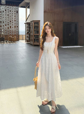 26夏上立体绣法式U领连衣裙白色宽肩带长裙连衣裙