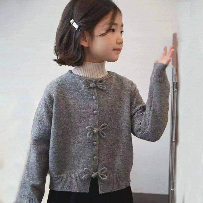 女童中式盘扣毛衣开衫2026秋季小女孩设计蝴蝶结慵懒风针织衫长袖