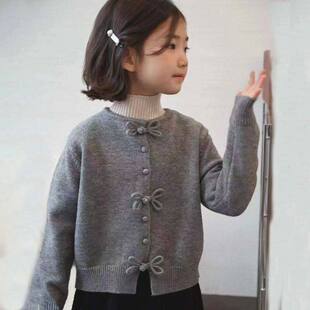 女童中式盘扣毛衣开衫2026秋季小女孩设计蝴蝶结慵懒风针织衫长袖
