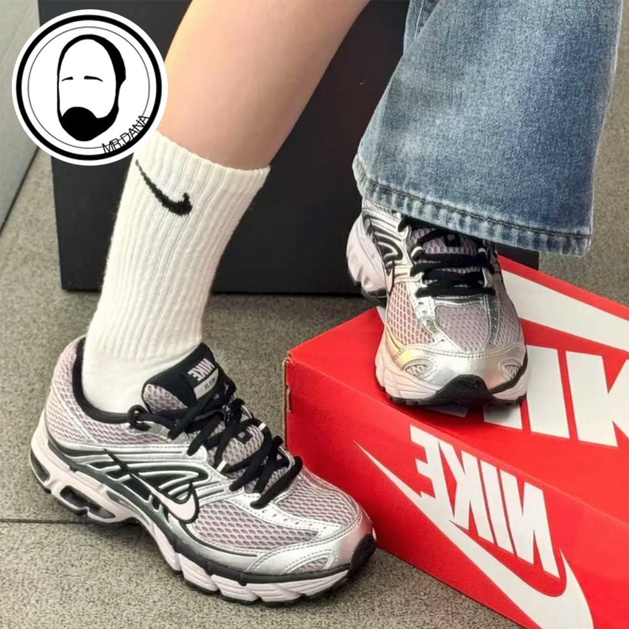 NIKE耐克女子AIR MAX MOTO 2K运动鞋老爹鞋健身跑步鞋HQ2056-200