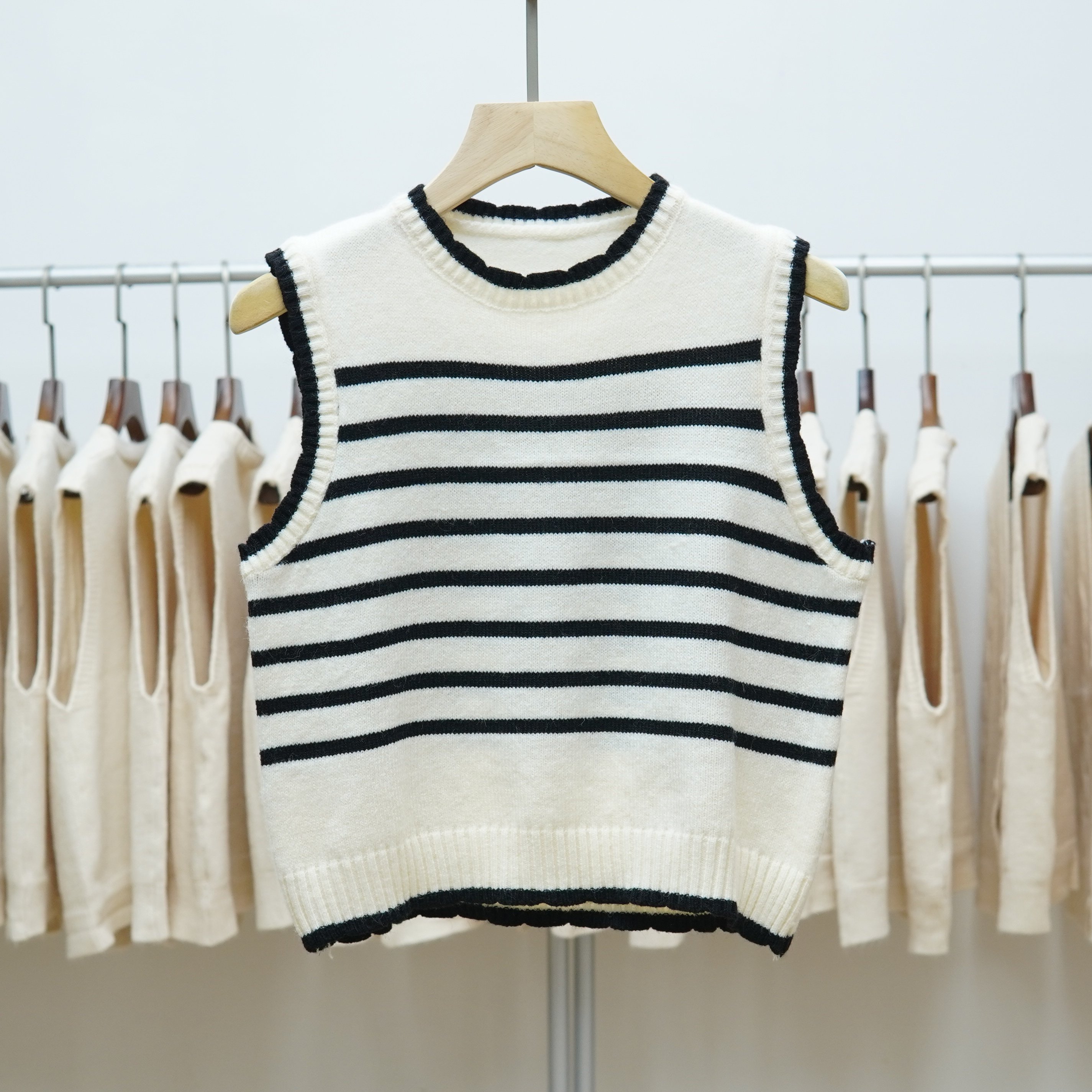 645 2025秋冬新款V领针织马甲女短款条纹百搭坎肩背心毛衣外套