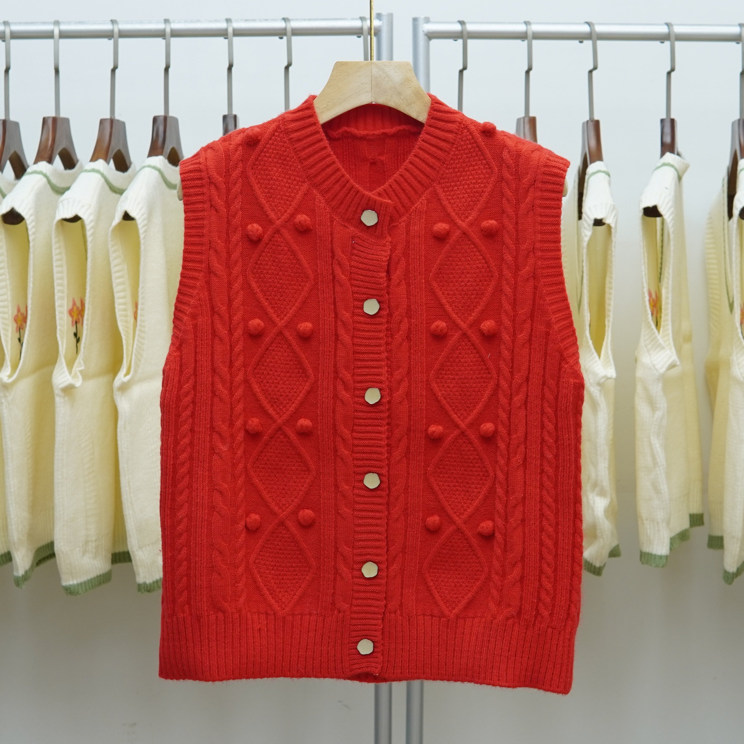 363 复古麻花纹针织马甲女纯色单排扣无袖叠穿背心洋气红色上衣