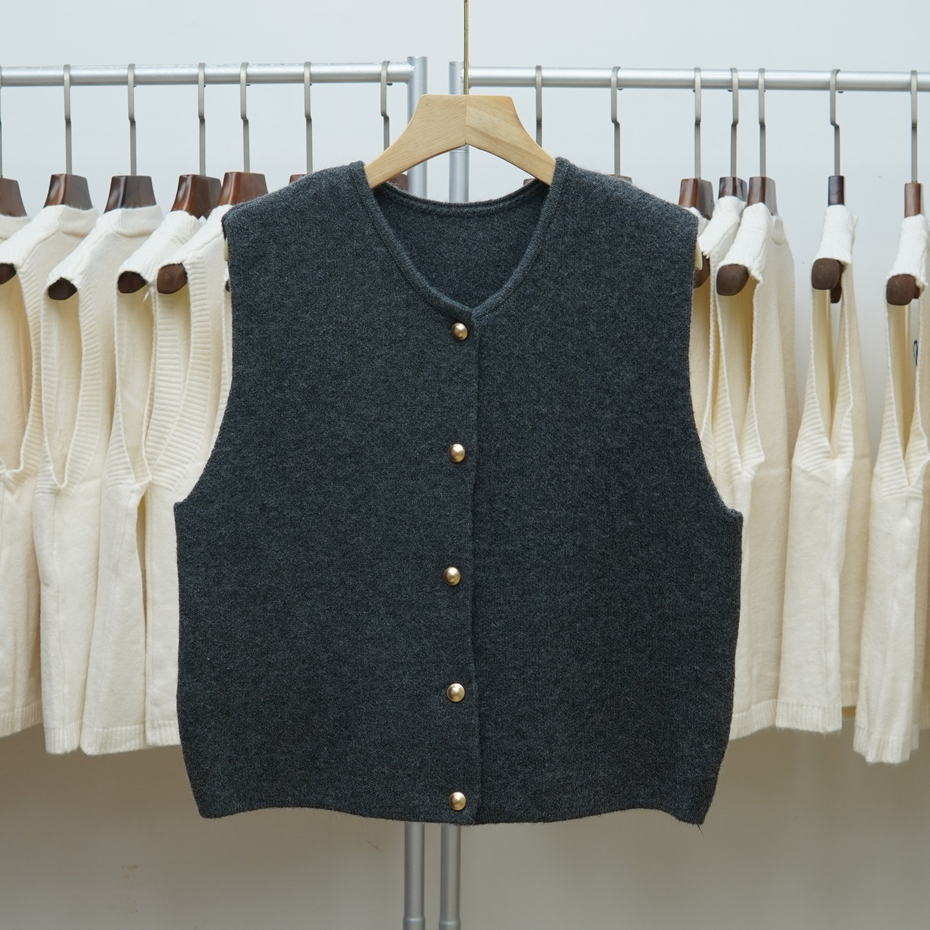 2025年秋冬季新款韩版纯色圆领针织开衫马甲背心女叠穿毛衣坎肩