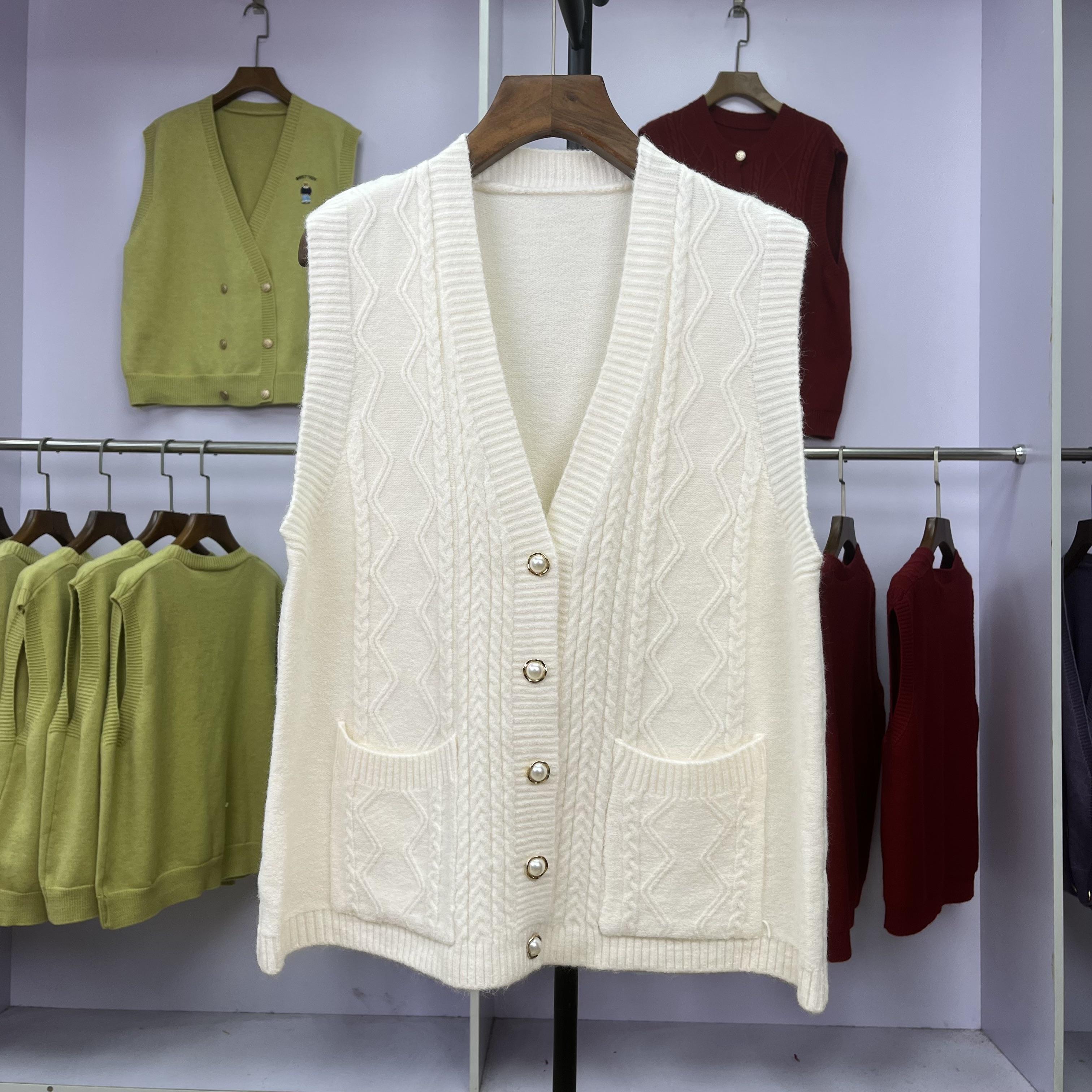 V领麻花编织双口袋马甲