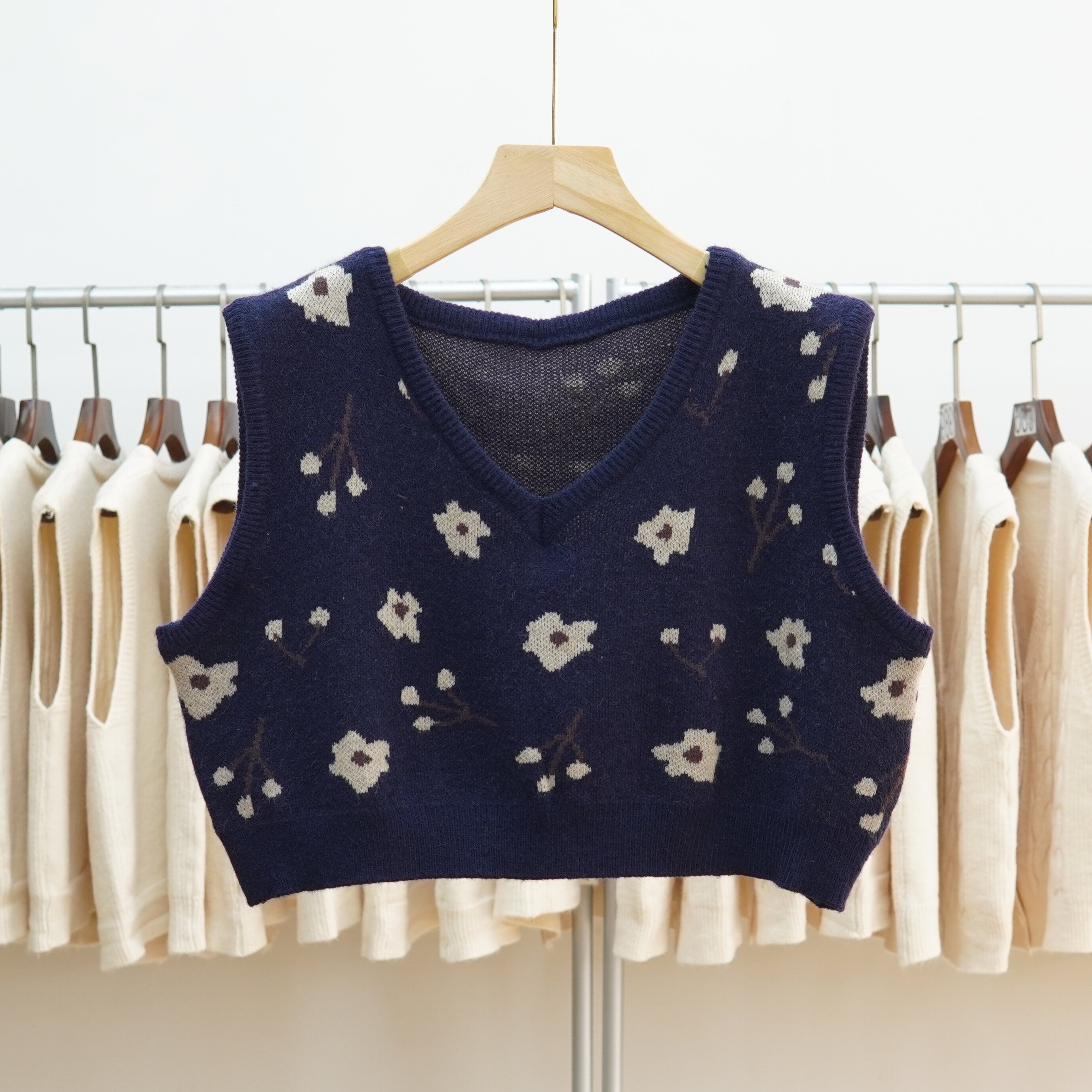 530 2025秋季新款V领针织马甲女花朵提花显瘦坎肩背心毛衣外套