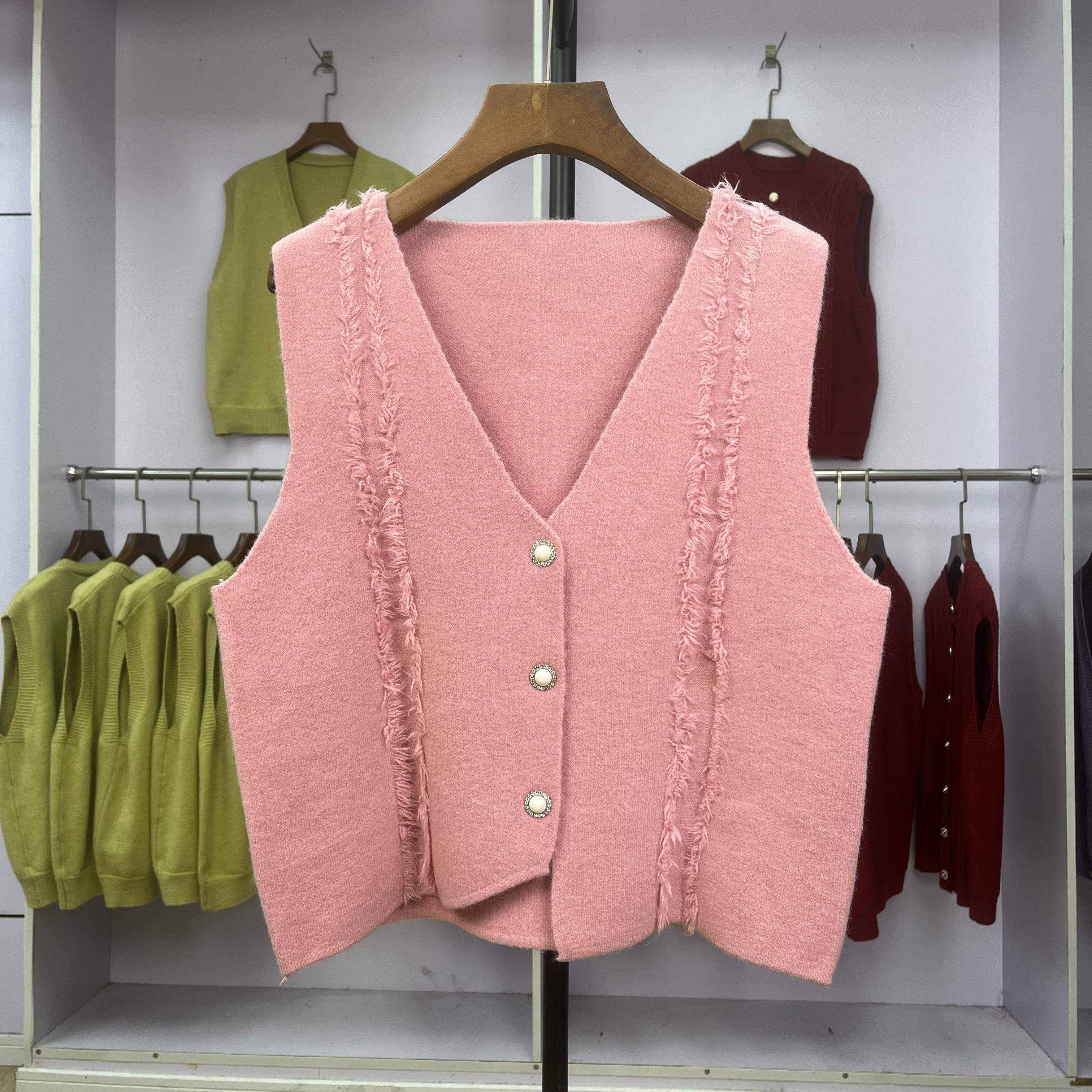 769 文艺带须须针织马甲2024女士叠穿百搭今年流行V领麻花上衣潮