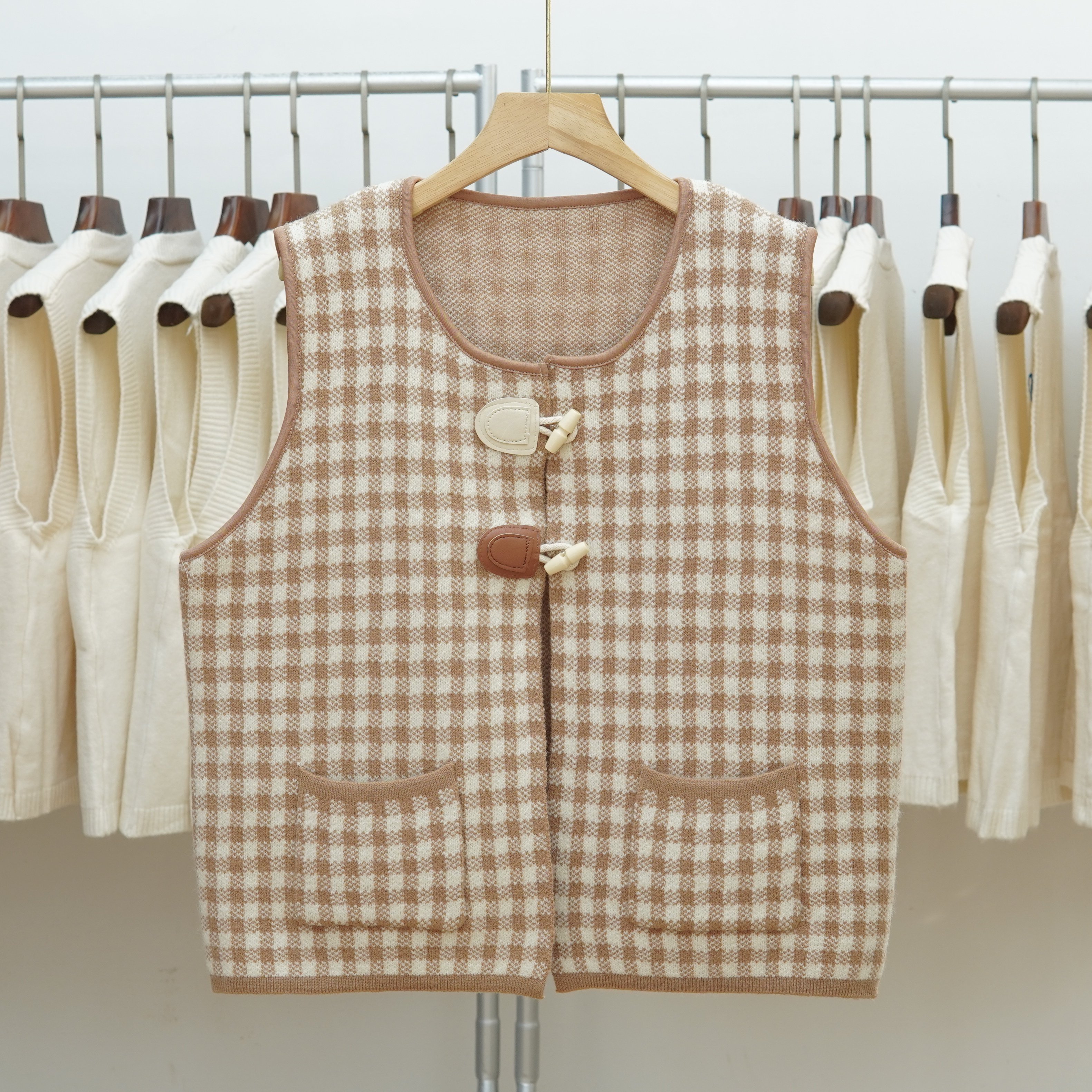 022 2025年秋季新款韩版格子加厚口袋圆领针织马甲背心女叠穿坎肩