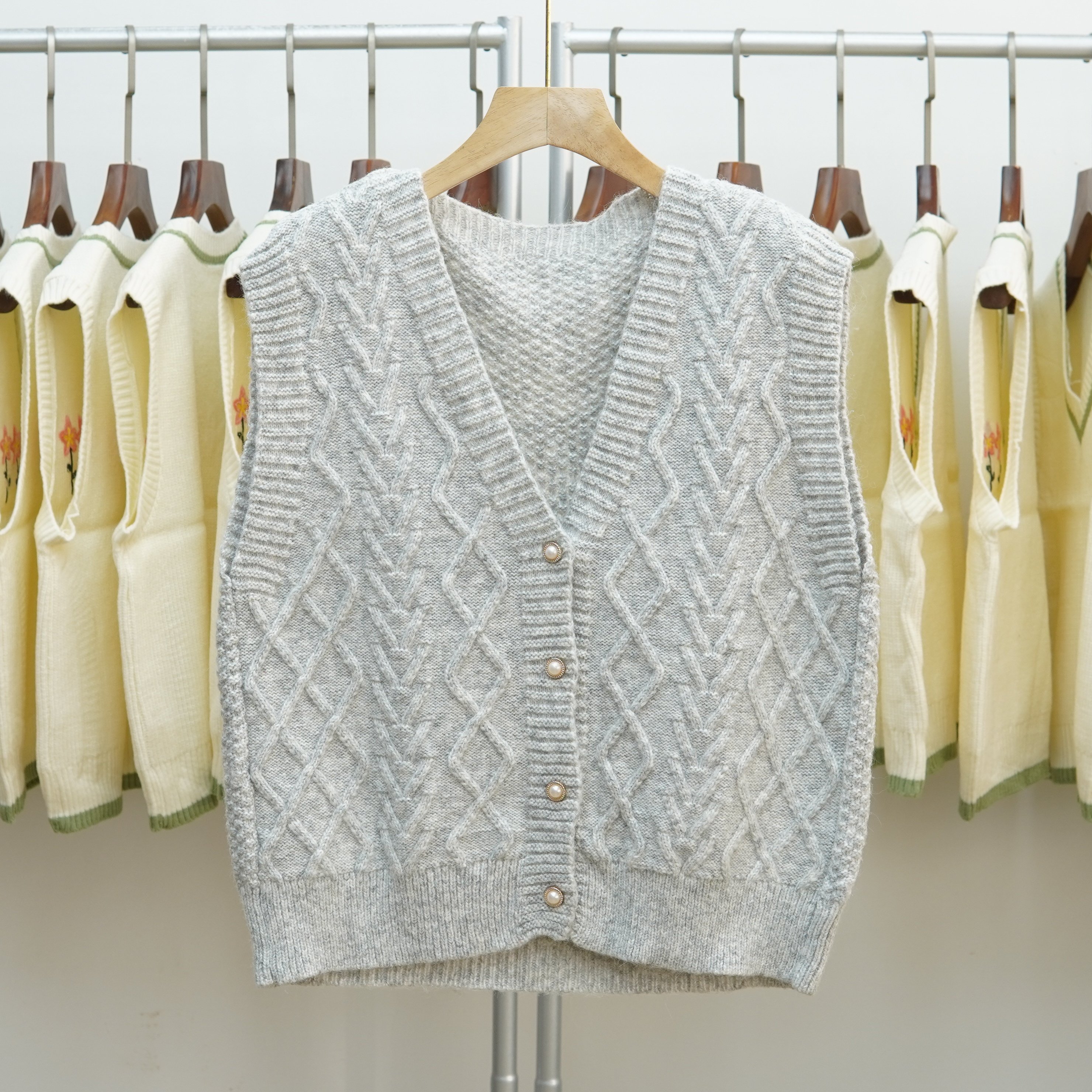 312 V领麻花针织马甲女无袖宽松毛衣开衫百搭菱形纯色背心坎肩