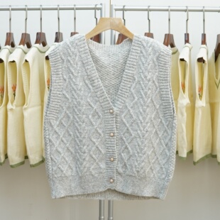 312 V领麻花针织马甲女无袖宽松毛衣开衫百搭菱形纯色背心坎肩