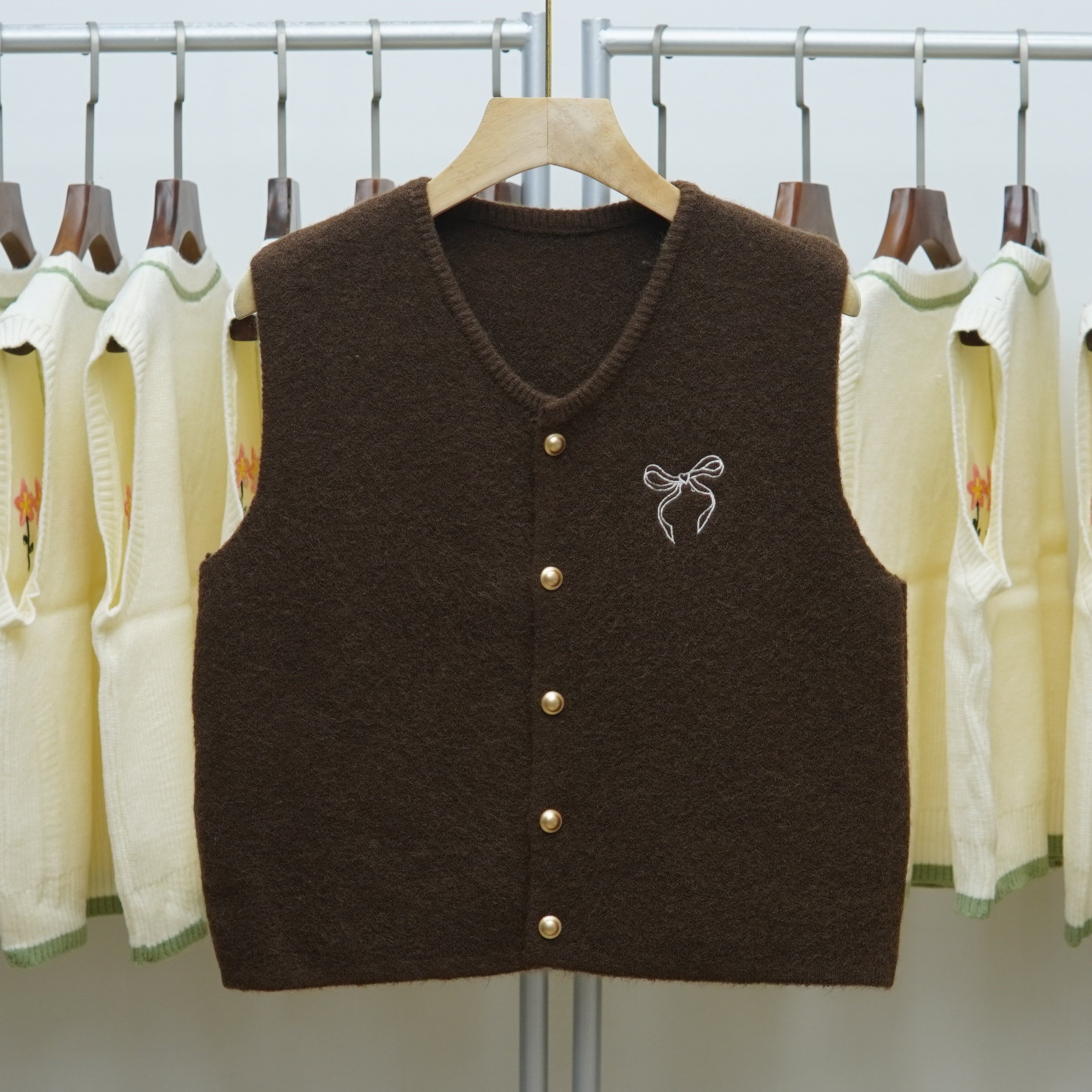 327 韩系减龄纽扣针织马甲女圆领无袖短款刺绣毛衣坎肩马夹背心,女装/女士精品,马夹,淘宝优惠券,粉丝福利购,淘宝优惠卷