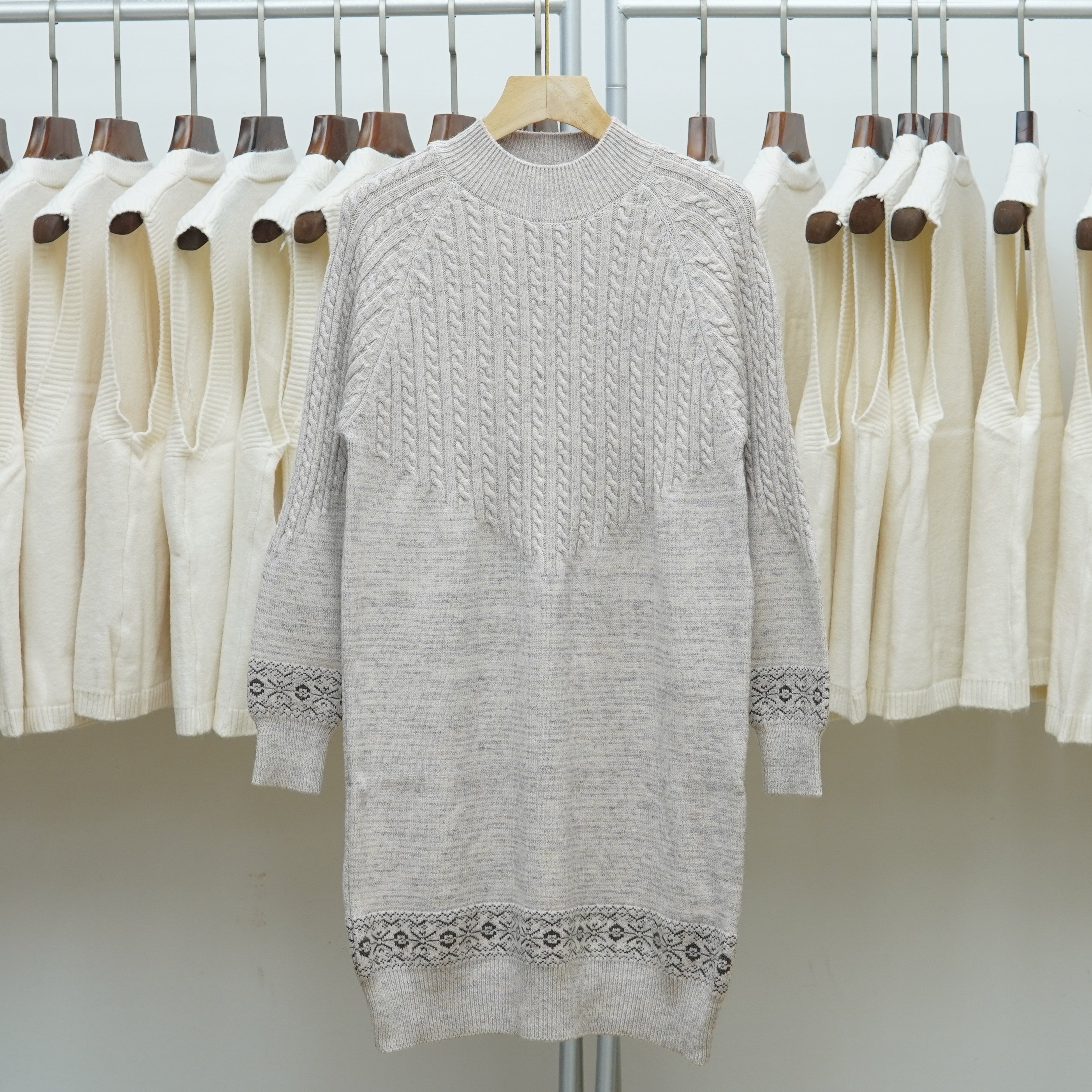 911 2025新款加厚纯色圆领长袖针织连衣裙女宽松舒适中长款毛衣裙