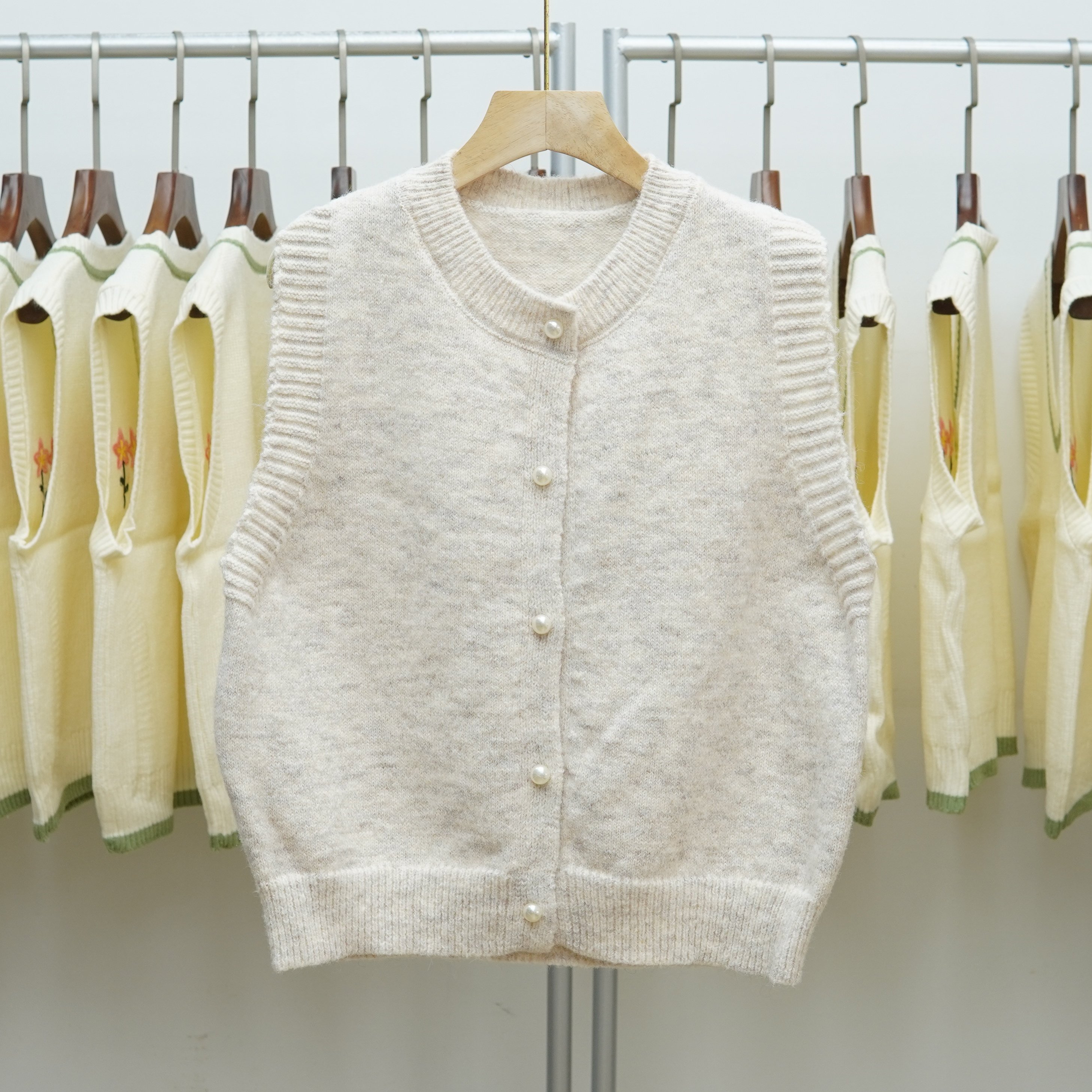 447 圆领针织马甲女纯色显瘦韩版百搭纽扣开衫坎肩背心毛衣外套