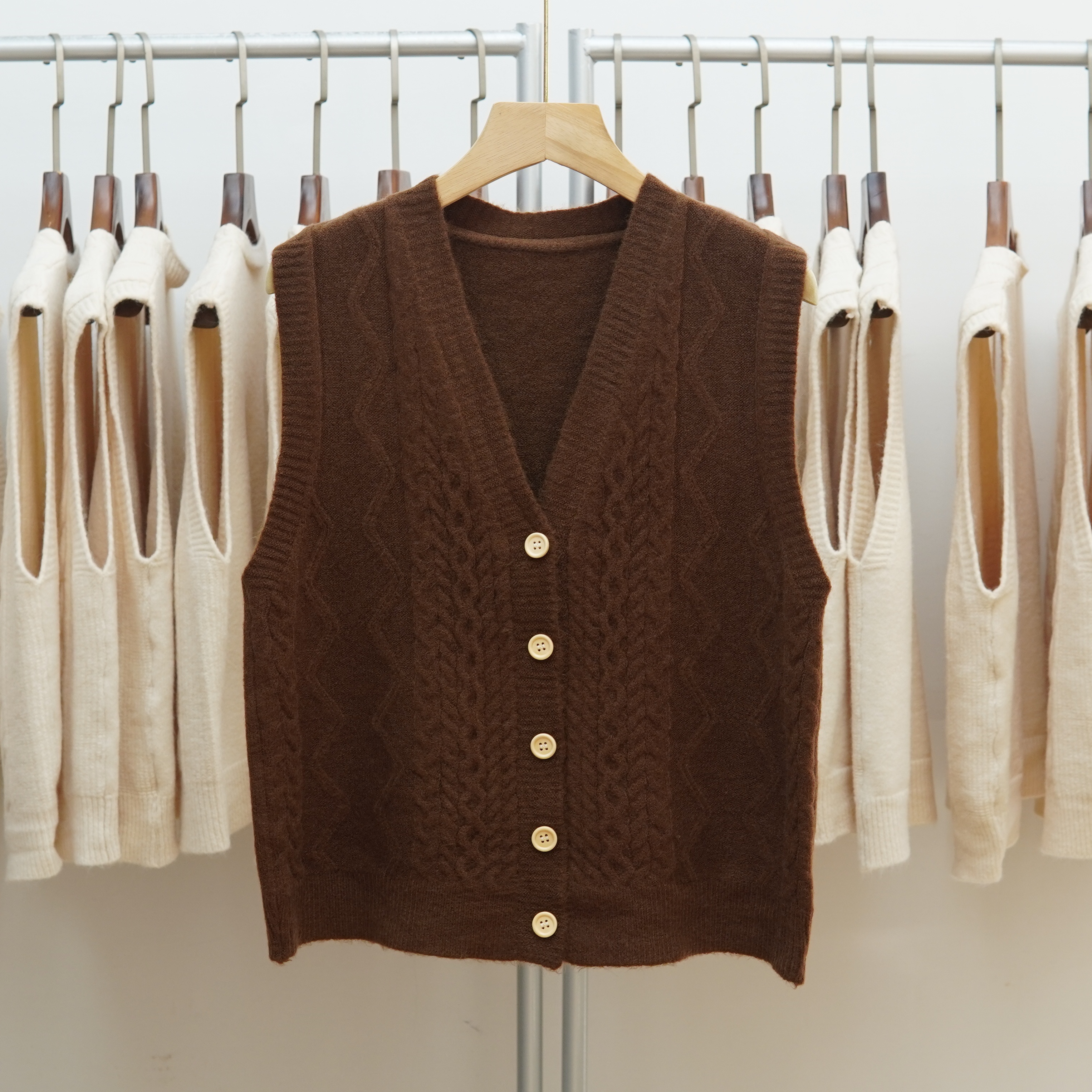 V领针织马甲女纯色显瘦