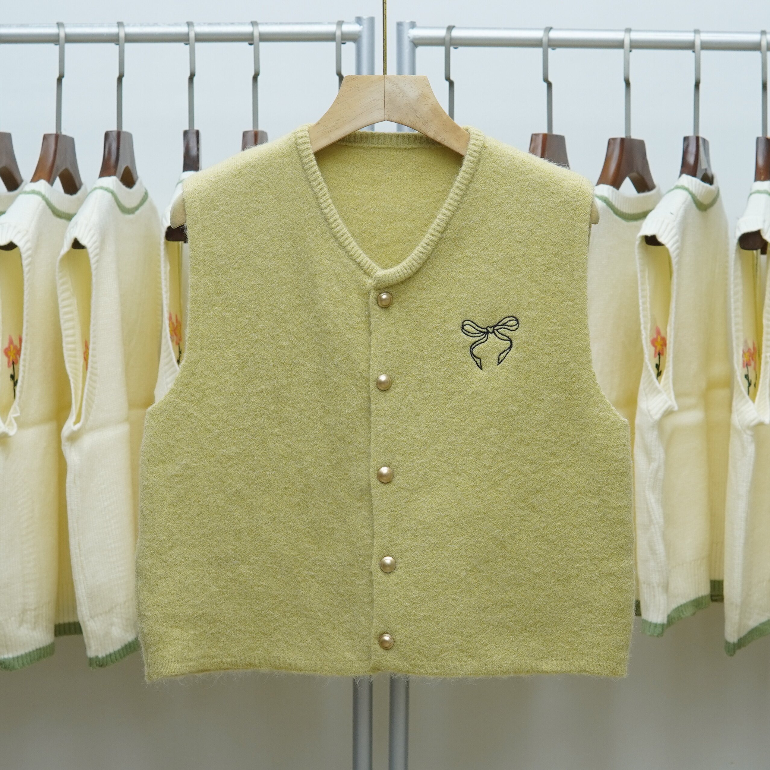 446 韩系减龄纽扣针织马甲女圆领无袖短款刺绣毛衣坎肩马夹背心