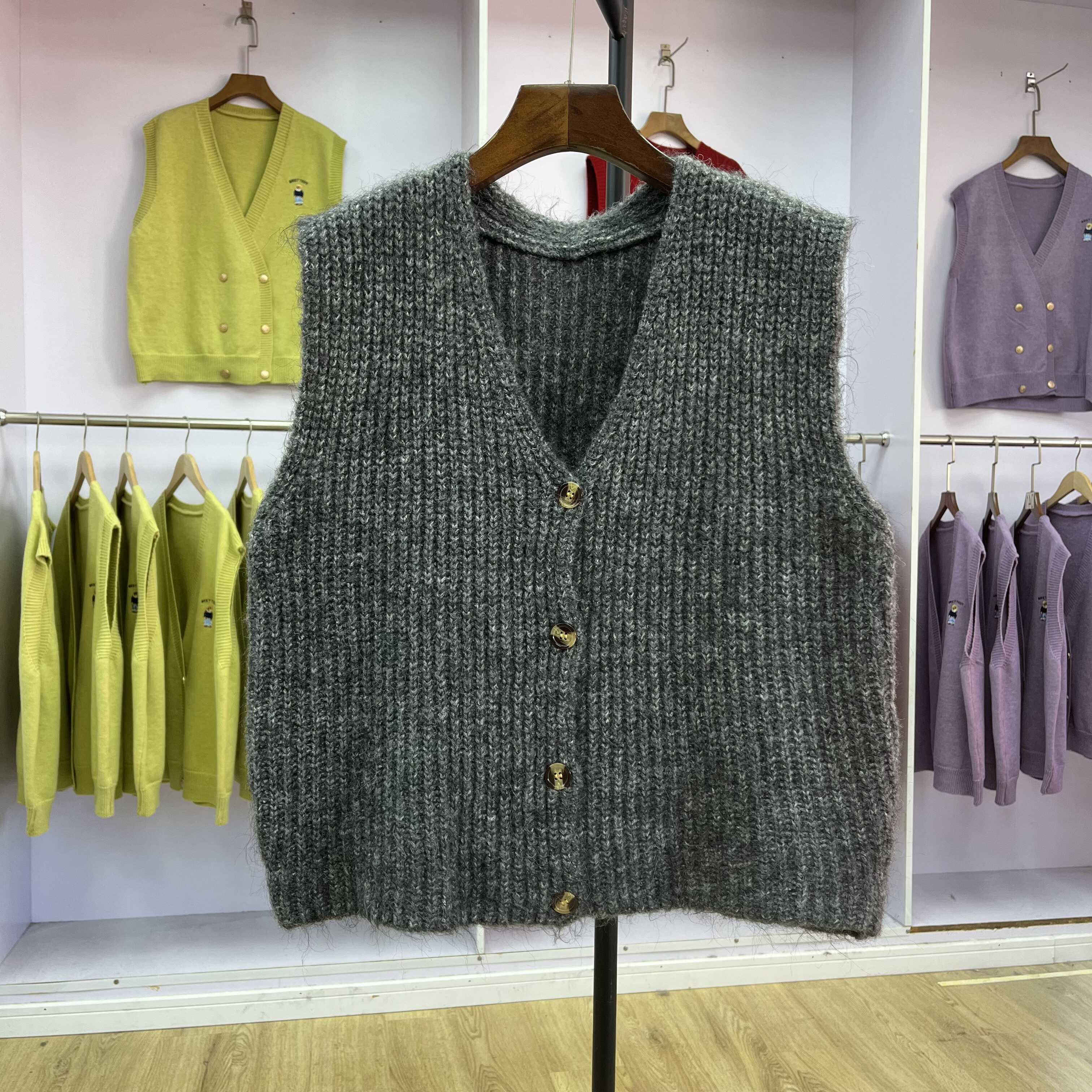 百搭新款无袖V领针织马甲