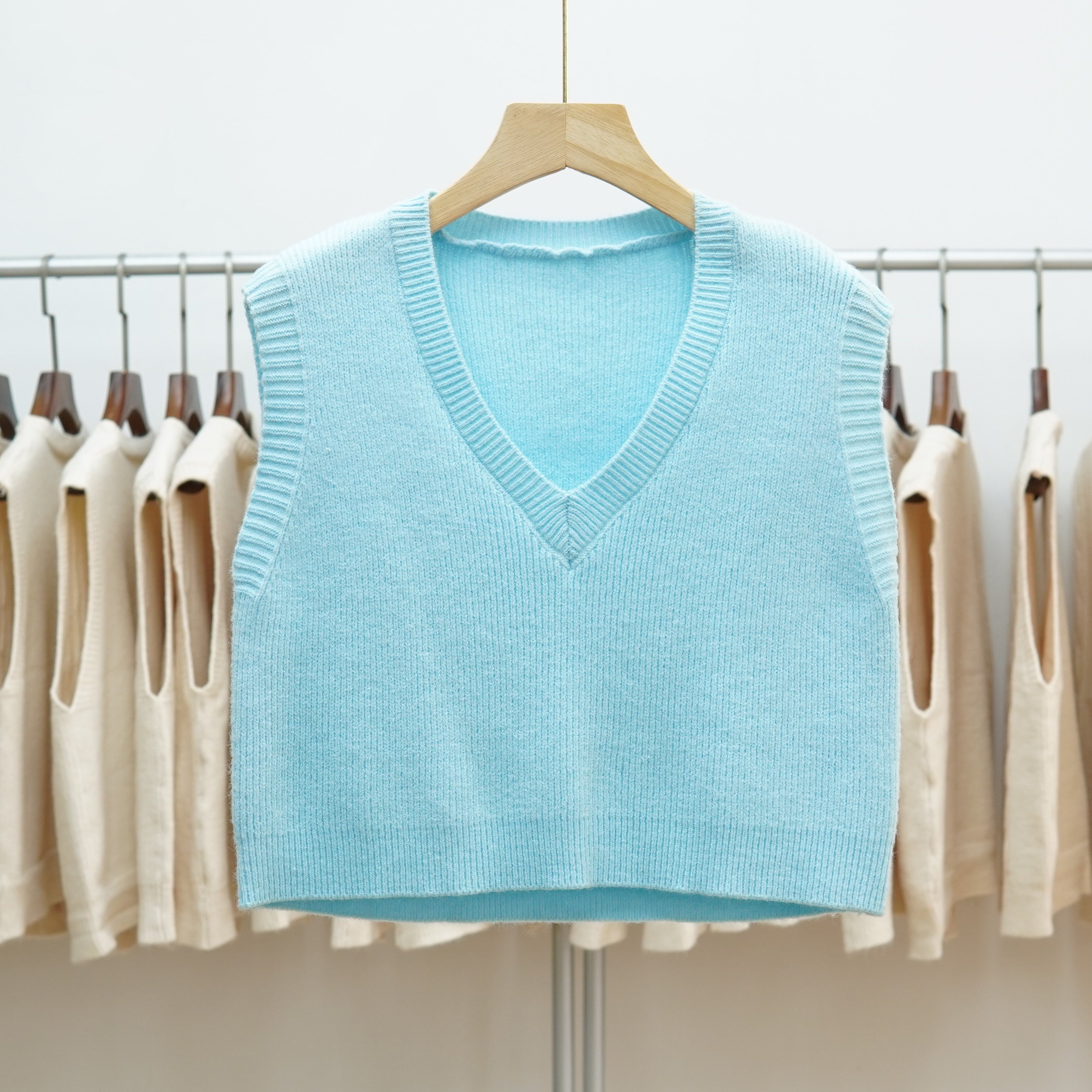 786  2025春秋新款复古V领简约百搭针织背心韩版女士短款毛线马甲