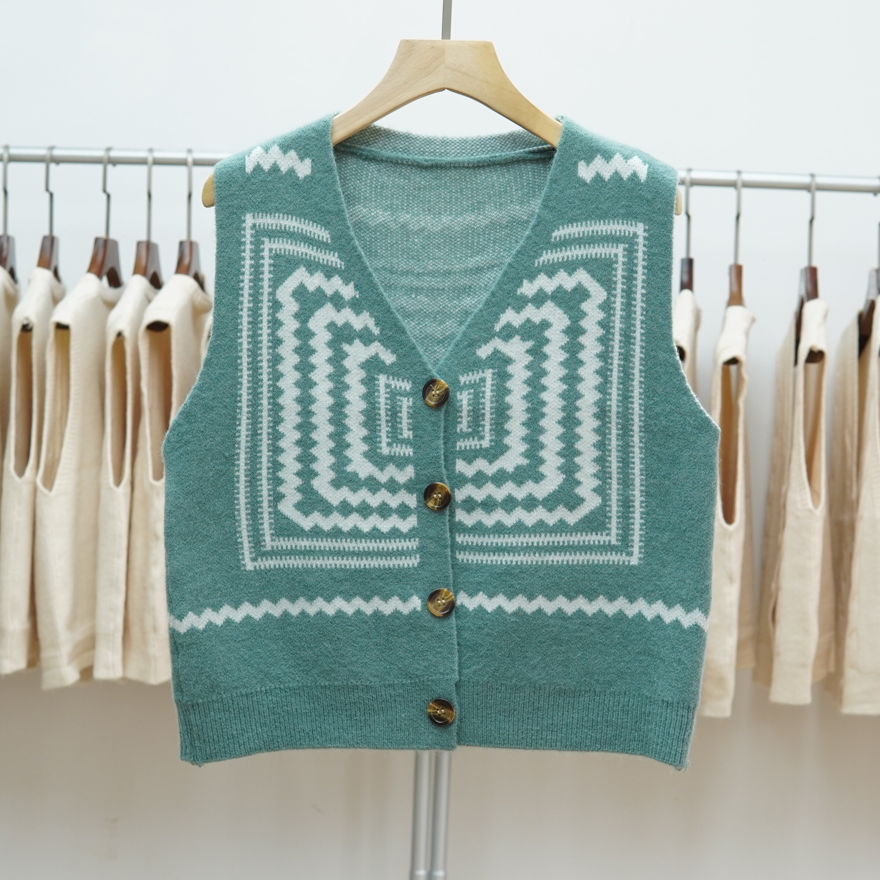 682复古V领针织马夹女秋季新款高级感洋气小众波浪纹短款无袖背心