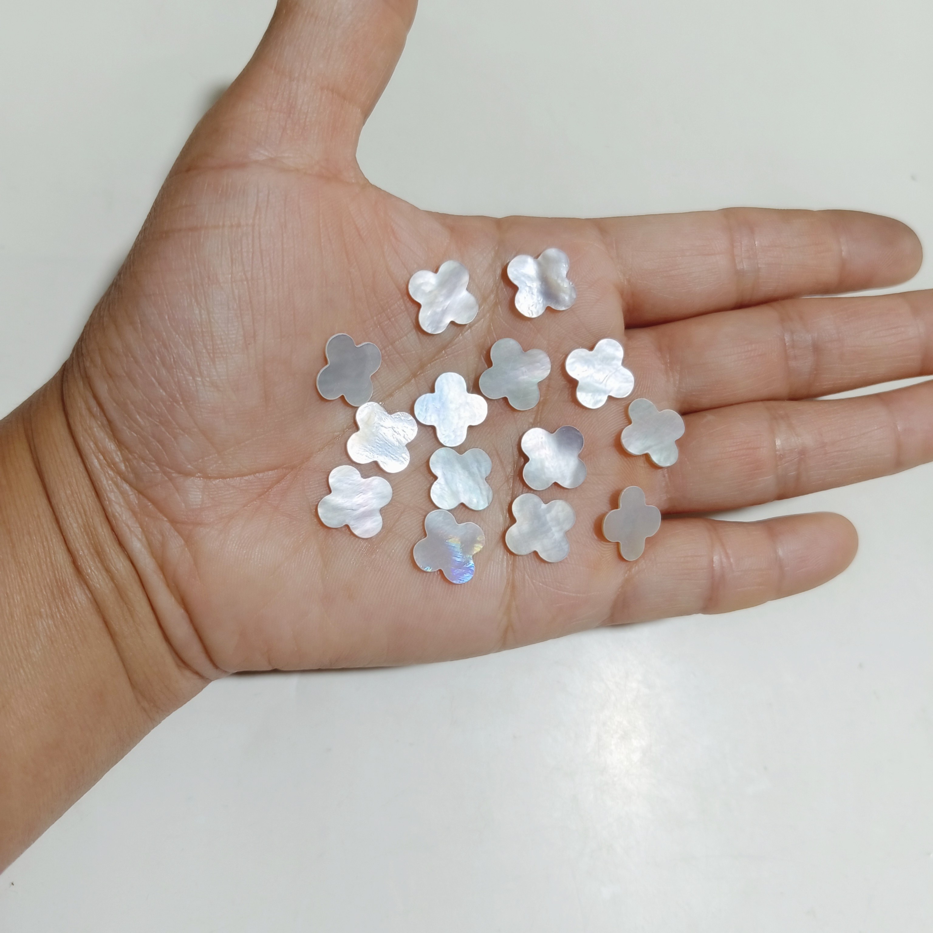 一包100个13mm天然白贝壳四叶草镶嵌戒面贴片diy手链项链饰品配件