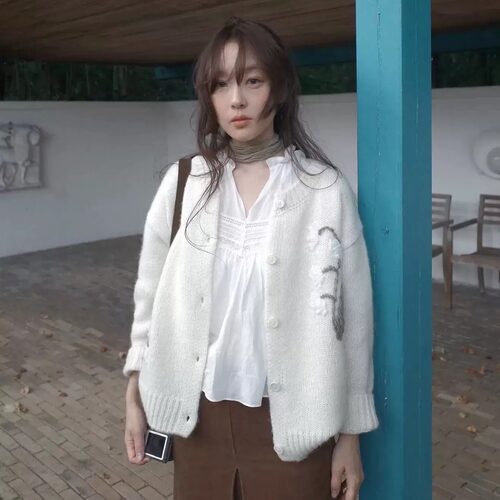 圆领刺绣图案针织开衫女休闲上衣