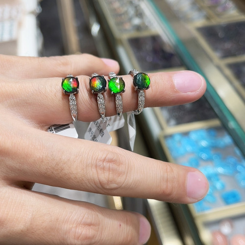 大卫星斑彩石戒指