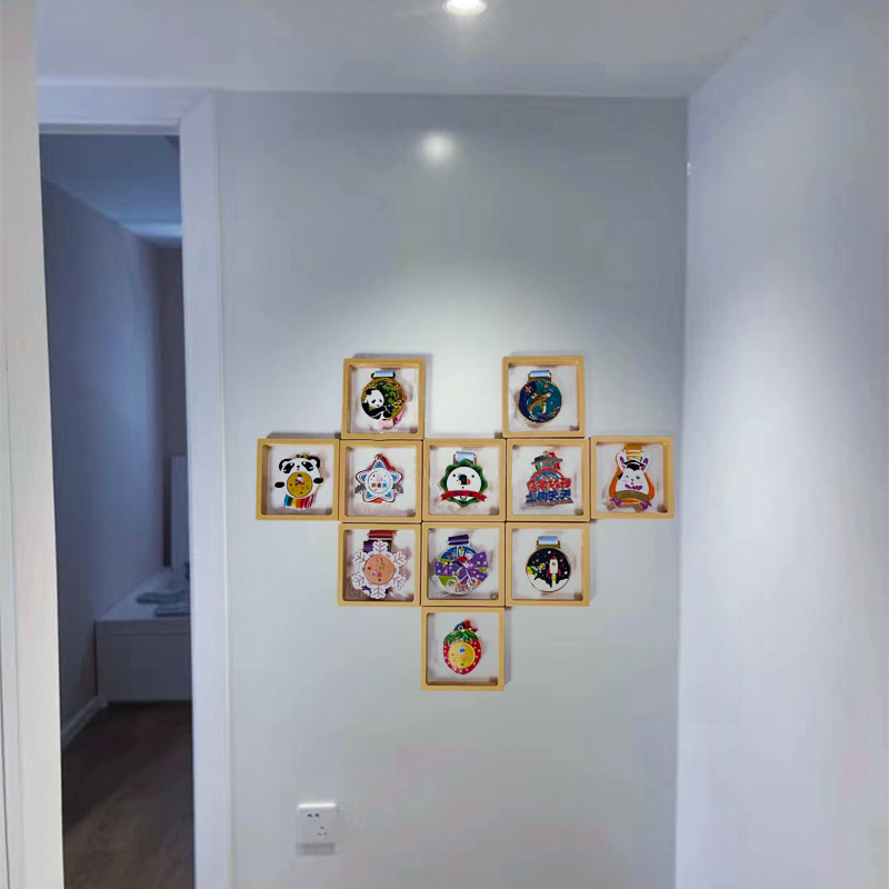 吧唧奖牌防尘PE悬浮盒墙上免打孔