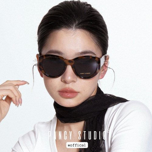 加大遮颧骨！时髦复古大框墨镜