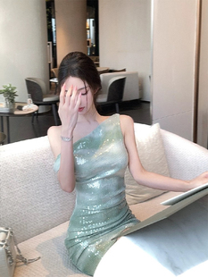 法式轻奢风名媛超仙水光淡绿色亮片露肩连衣裙夏季精致礼服包臀裙